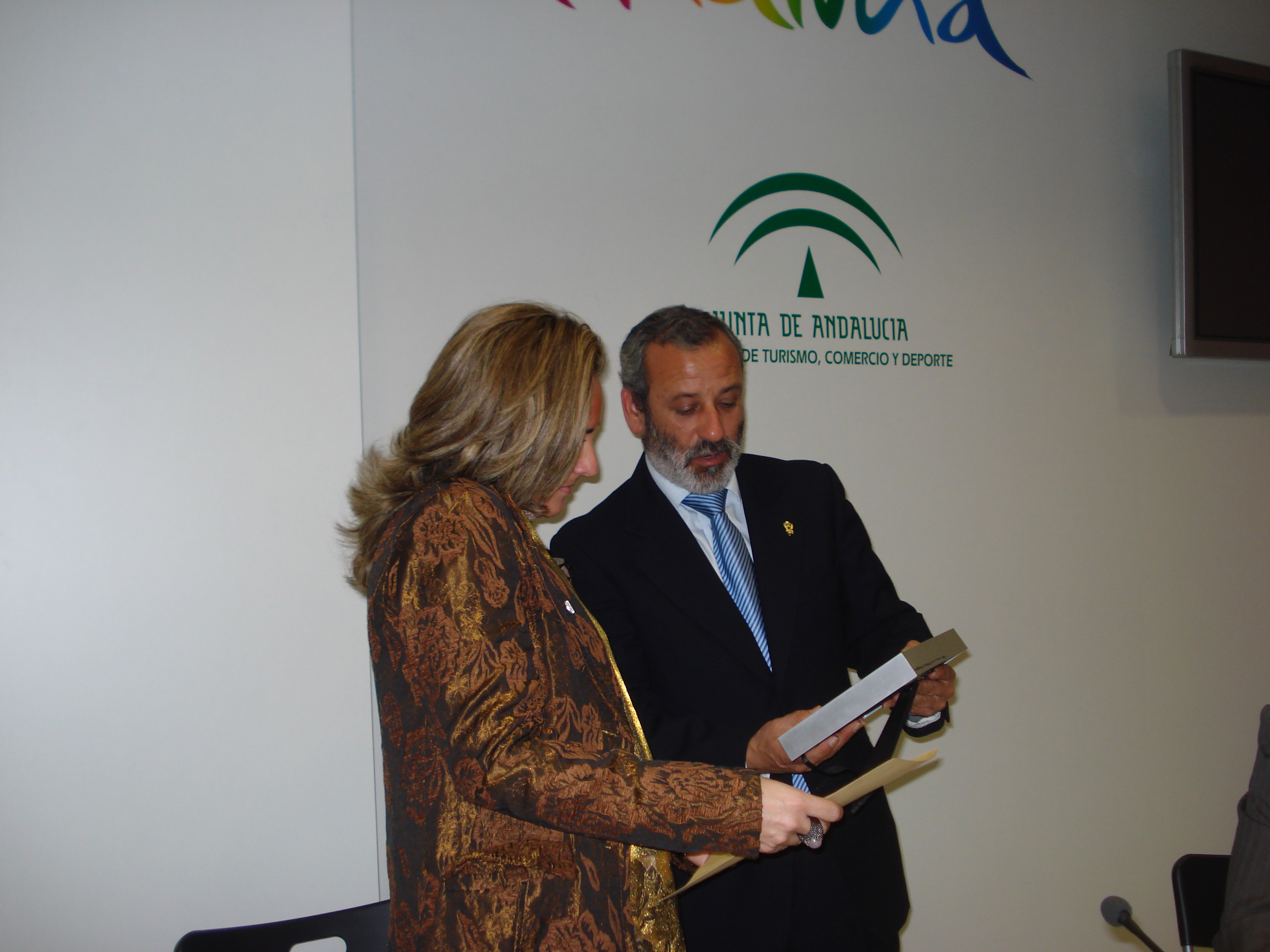 La consejera de Medio Ambiente, Cinta Castillo, recoge el 'Sol de oro'.
